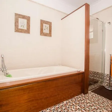 Sleeps 6 Pool Wifi Villa
