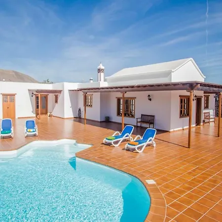 Villa Sleeps 6 Pool Wifi
