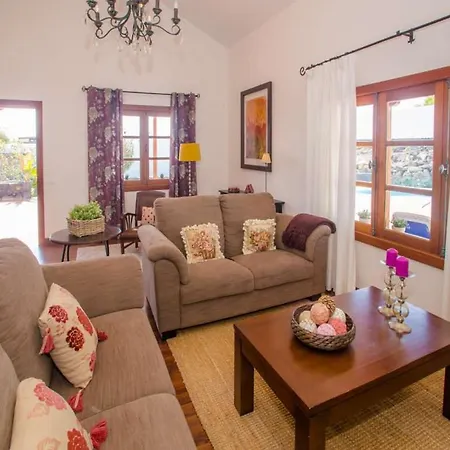 Sleeps 6 Pool Wifi Villa