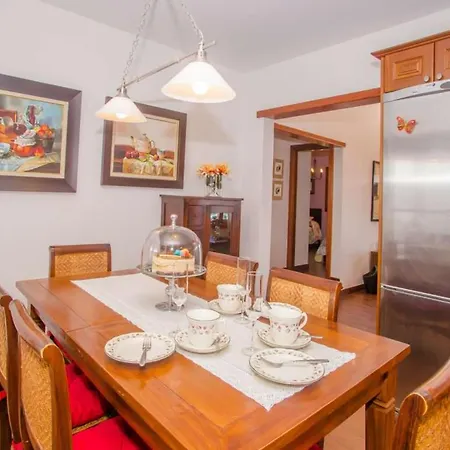Sleeps 6 Pool Wifi Villa *