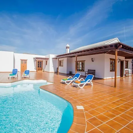 Sleeps 6 Pool Wifi Villa