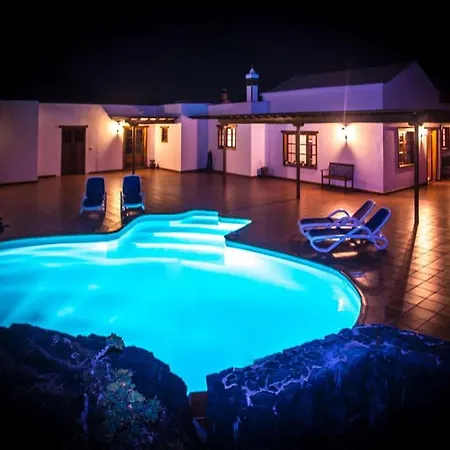 Villa Sleeps 6 Pool Wifi *