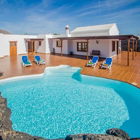 Sleeps 6 Pool Wifi Villa