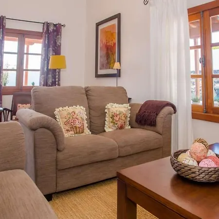 Villa Sleeps 6 Pool Wifi