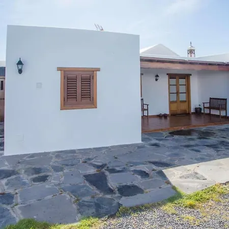 Villa Sleeps 6 Pool Wifi