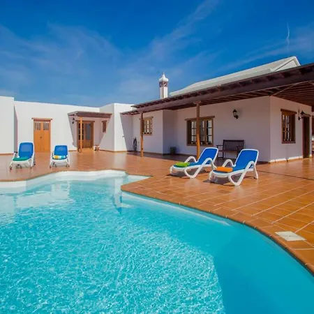 Villa Sleeps 6 Pool Wifi